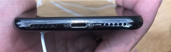 使用不当造成的！苹果工作人员回应iPhone X局部掉漆